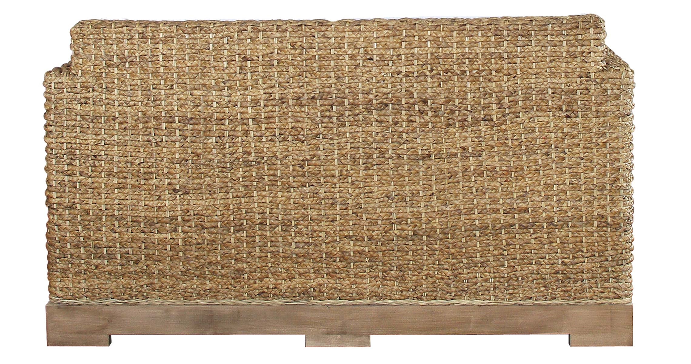 Dos de canapé bien fini en fibres naturelles tressées sur socle en bois pour être placé en milieu de pièce, style éco et plage.