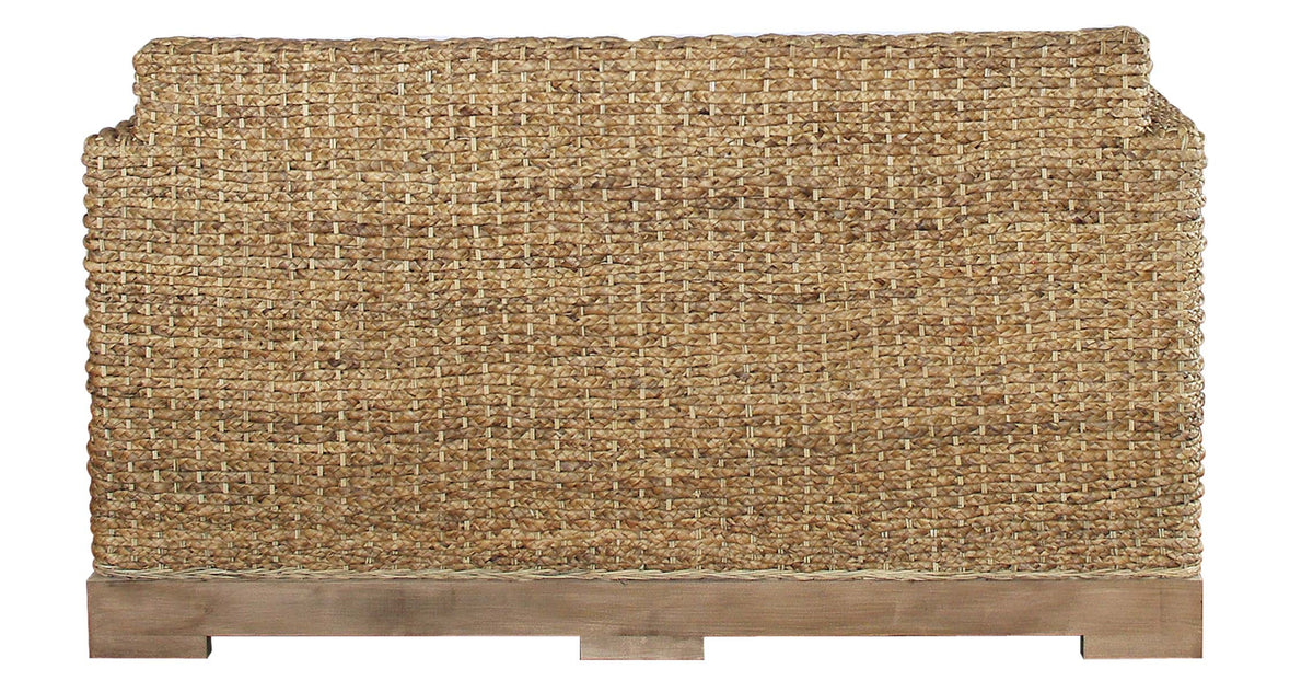 Dos de canapé bien fini en fibres naturelles tressées sur socle en bois pour être placé en milieu de pièce, style éco et plage.