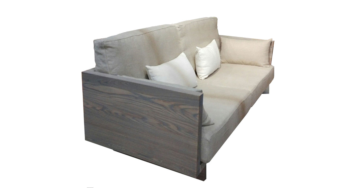 Canapé droit, cadre en bois de frêne des Vosges avec coussins beige et blancs, look écologique et naturel.