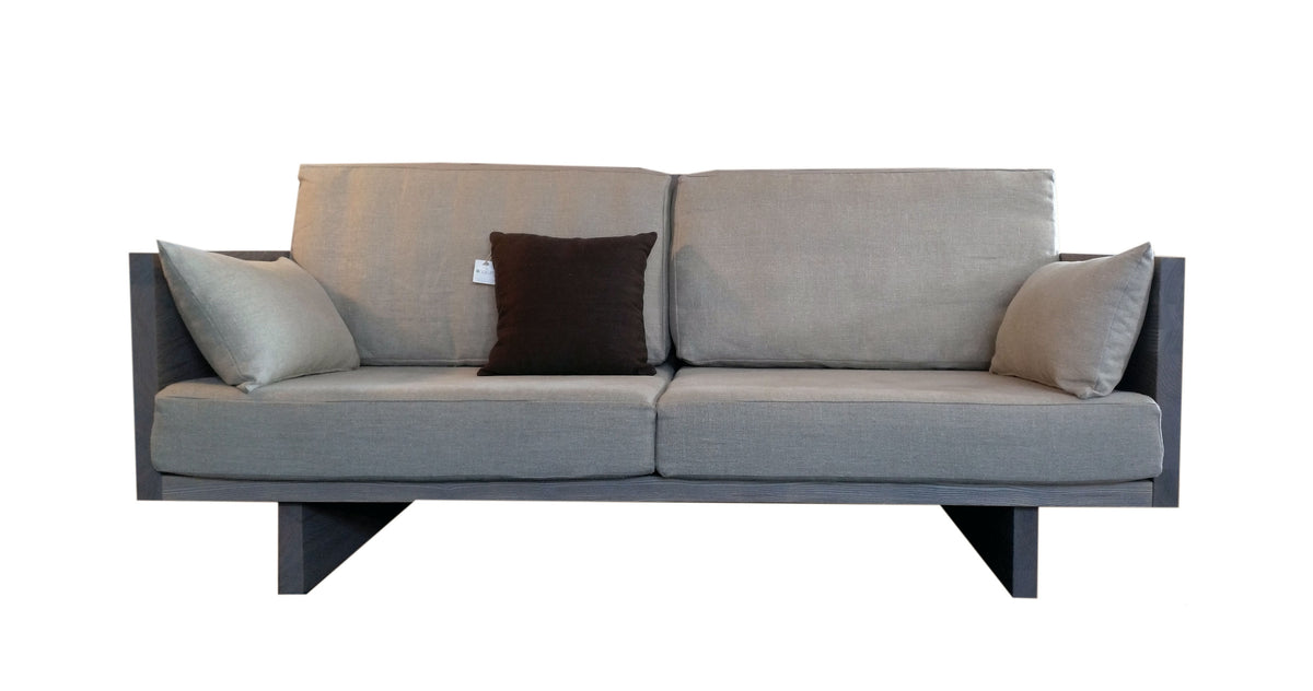 Canapé moderne en bois de frêne des Vosges avec structure gris foncé et coussins gris clair, un coussin noir au centre, style ép