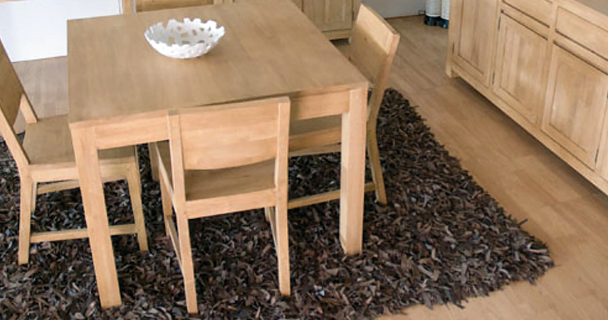 Chaise de repas en bois clair