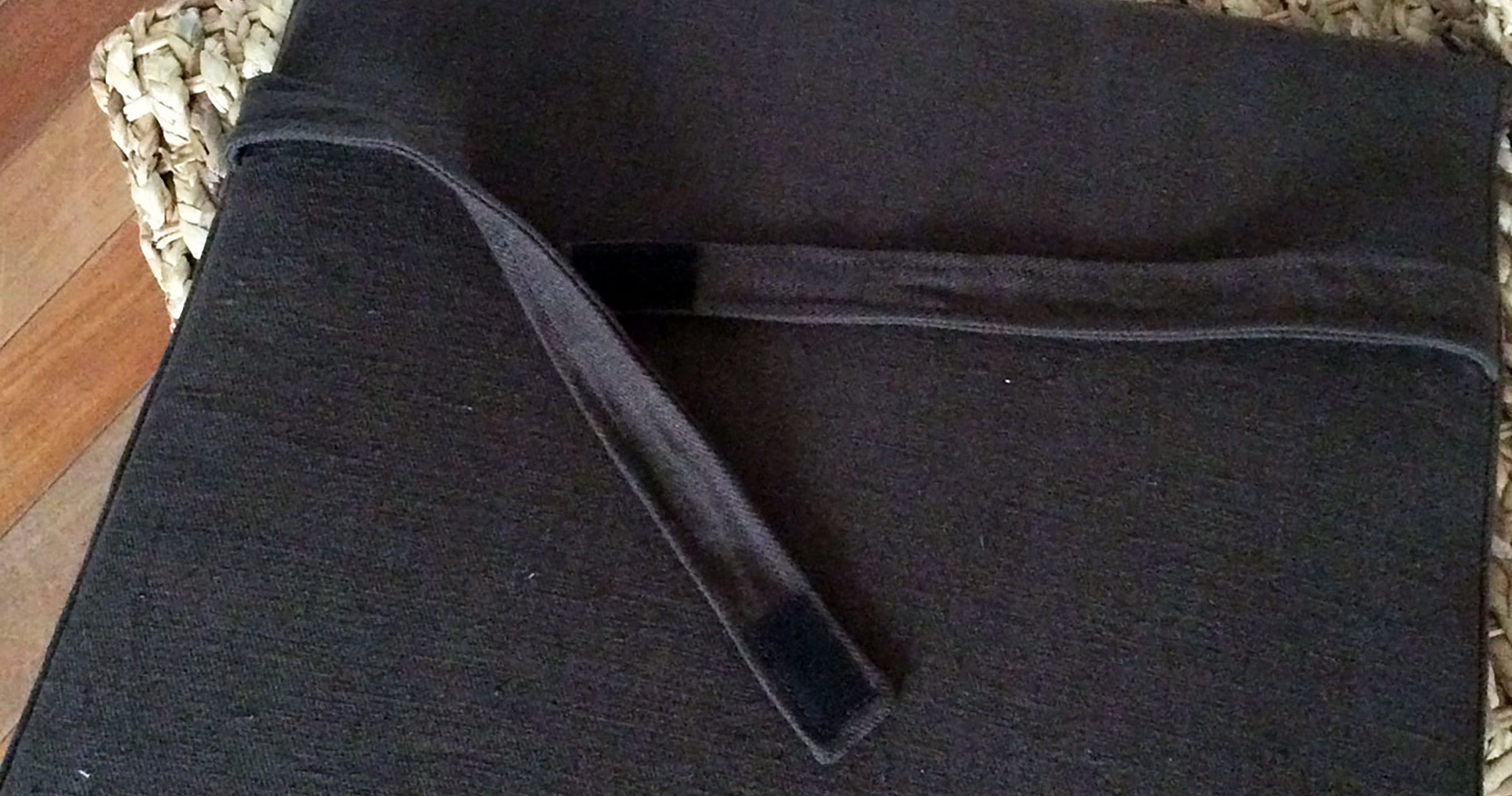 Chaise tressée galette latex et lin