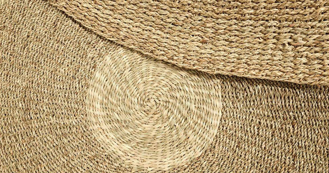 Tapis rond en fibres naturelles torsadées, motif spirale au centre, nuances naturelles