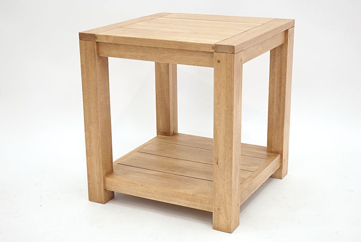 Table bout de canapé ou chevet écologique en bois, structure ouverte avec plateau et tablette inférieure, finition naturelle.