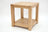 Table bout de canapé ou chevet écologique en bois, structure ouverte avec plateau et tablette inférieure, finition naturelle.