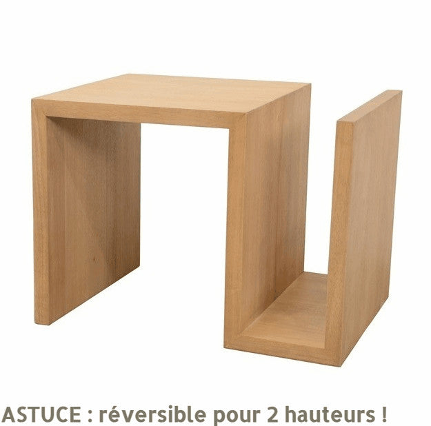 Petite table en bois clair,  rangement en U inversé pour magazines et finition naturelle.