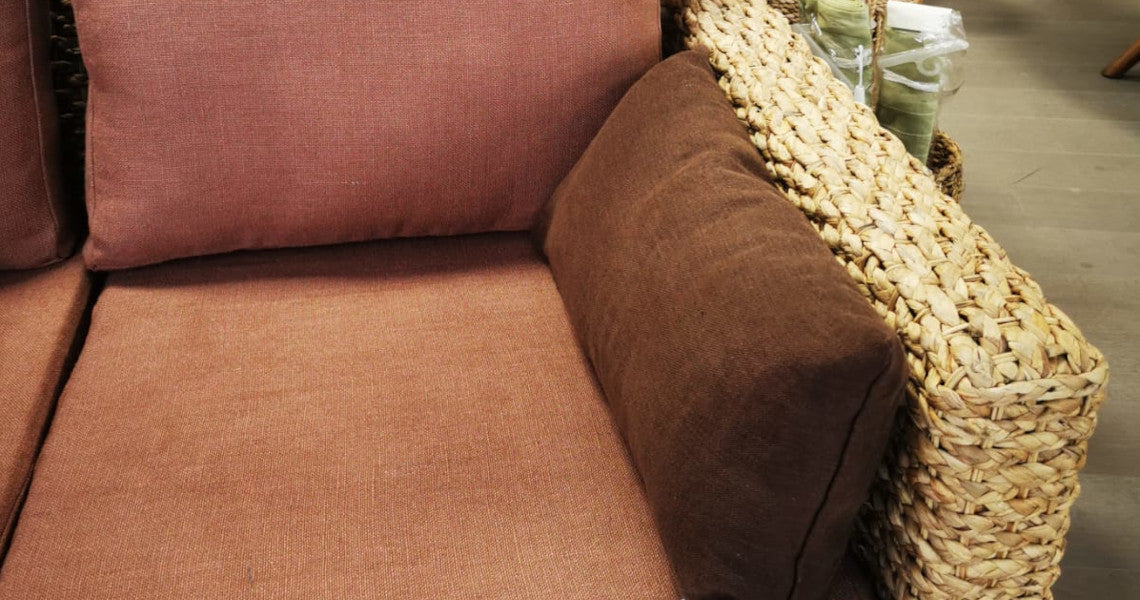 Coussin de déco rembourrage naturel et sain. Idéal en cale reins ou pour habiller les accoudoirs de la collection de canapés Aut