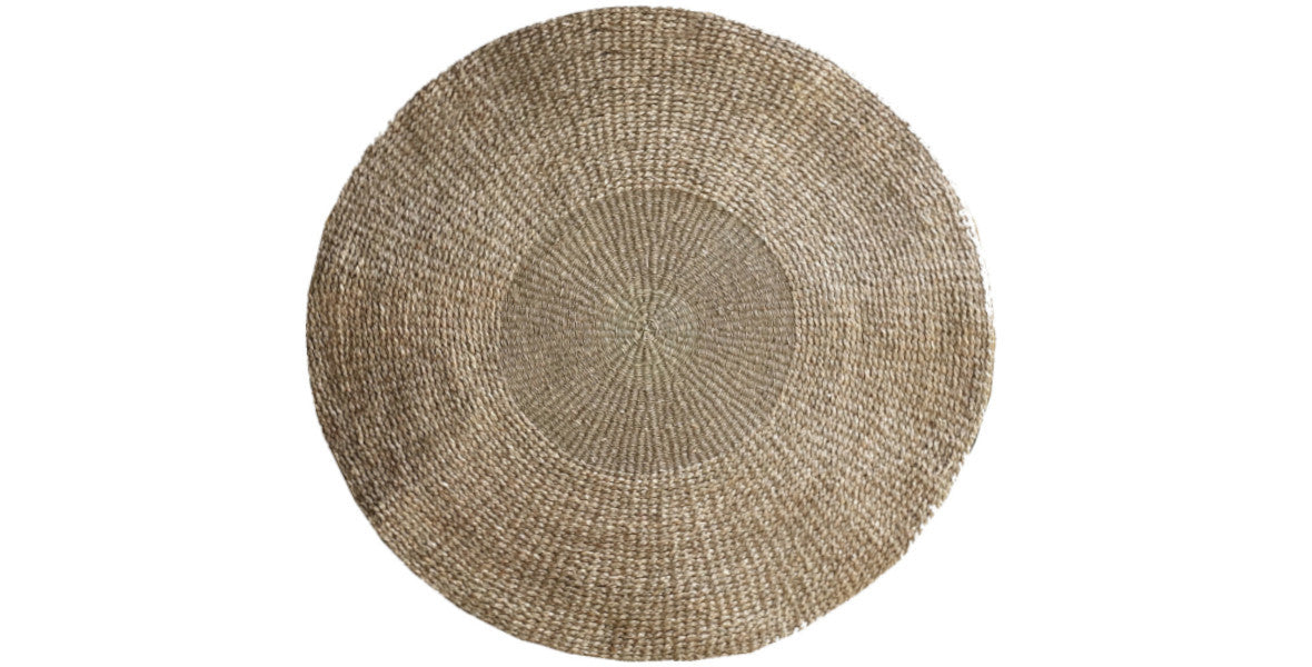 Tapis rond en fibres naturelles beige, motif vortex concentrique, style sobre et élégant.