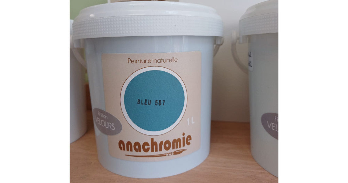 Pot de peinture naturelle Anachromie bleu 507, 1 L, couleur bleu vif, étiquette claire et bouchon blanc.