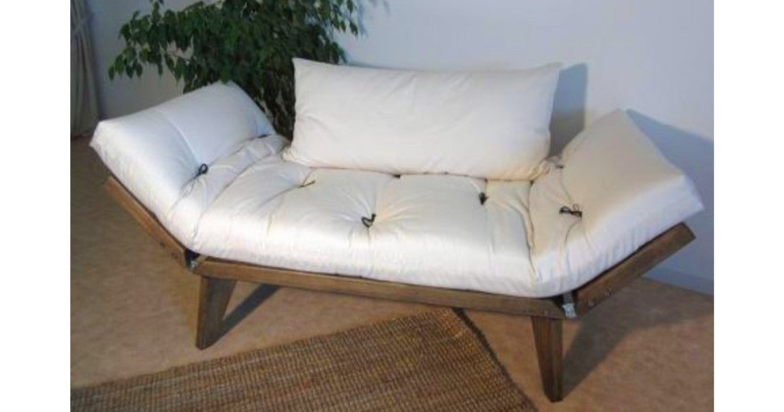Divan LEO couchage 1 place avec assise et dossier garnis de coussins blancs, cadre en bois et accoudoirs qui s'inclinent pour ch