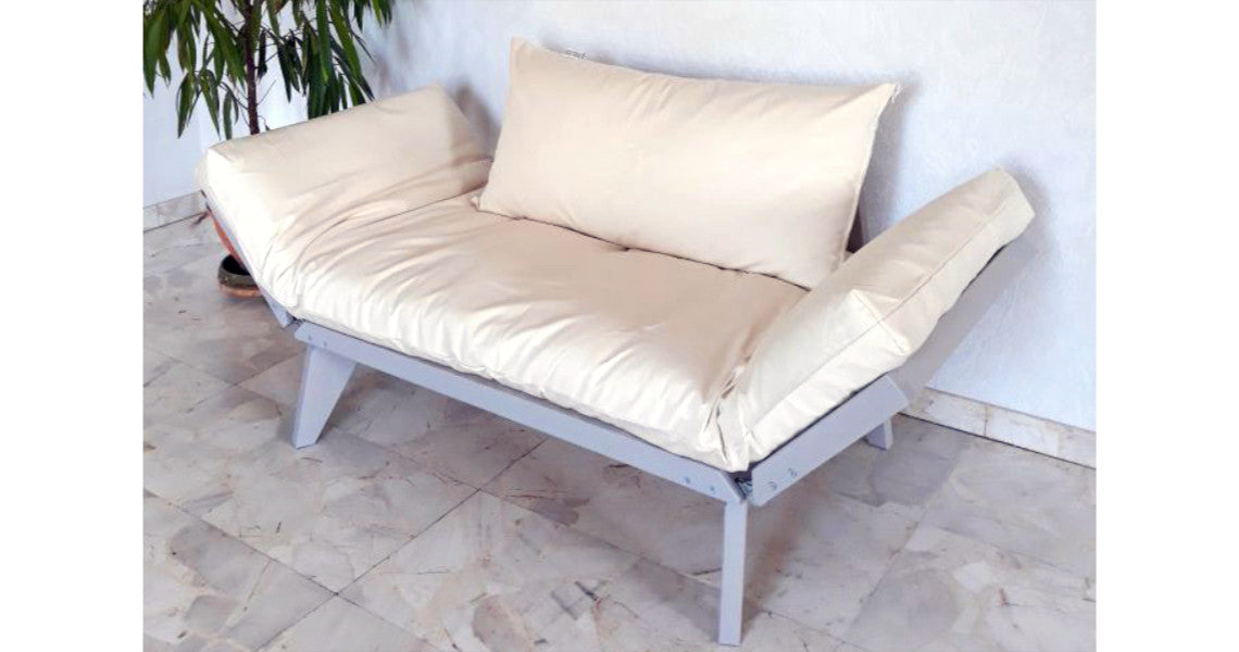 Divan Leo 1 place avec coussins épais ultra naturels et cadre en bois massif aux finitions écologiques gris clair. Colori revête