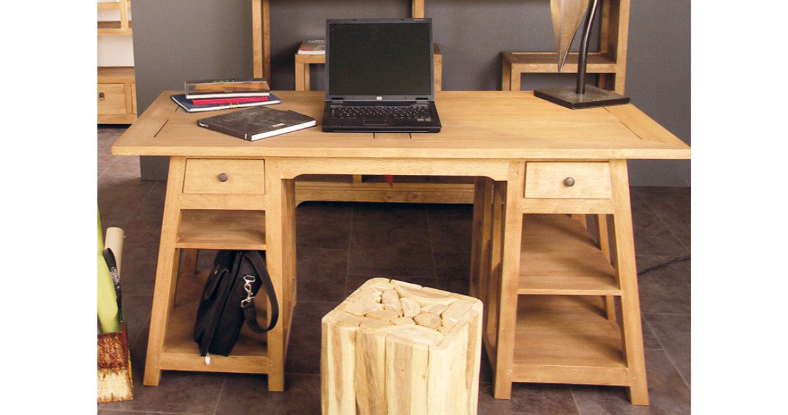 Grand bureau en bois massif clair avec tiroirs et étagères, bureau équipé d’un laptop et lampes, casier et compartiments latérau
