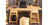 Grand bureau en bois massif clair avec tiroirs et étagères, bureau équipé d’un laptop et lampes, casier et compartiments latérau