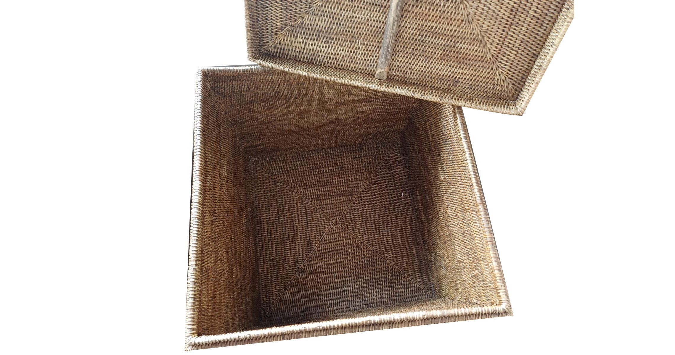 Grand coffre en rotin avec couvercle ouvert, grand volume de rangement