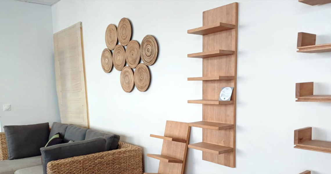 Étagère murale décorative en bois massif clair avec plusieurs niveaux, pour le salon, la chambre ou la salle de bain