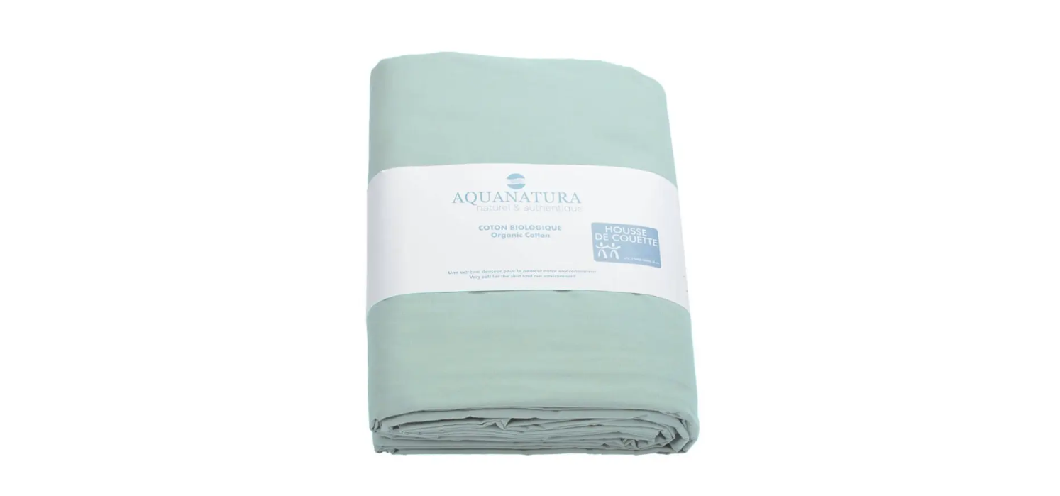 Housse de couette en coton biologique couleur vert pâle, emballée avec étiquette Aquanitura.