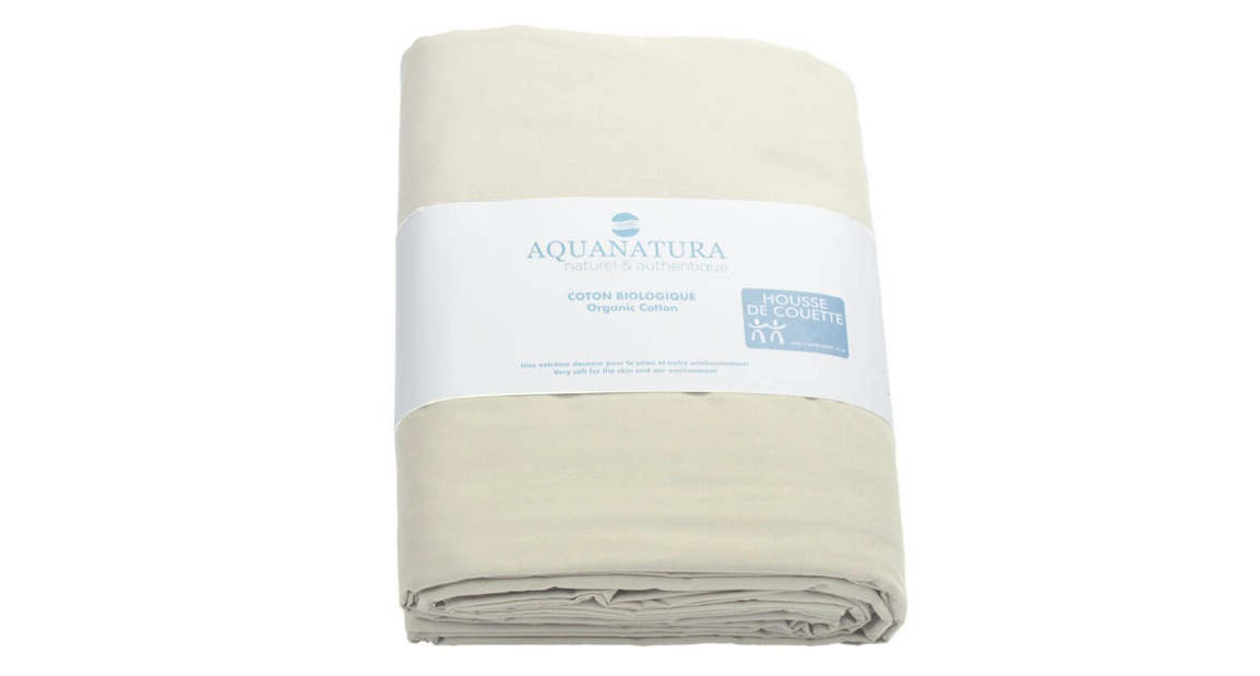 Housse de couette en coton biologique beige, emballée avec étiquette blanche et bleu portant “AQUANATURA” et mentions bio.