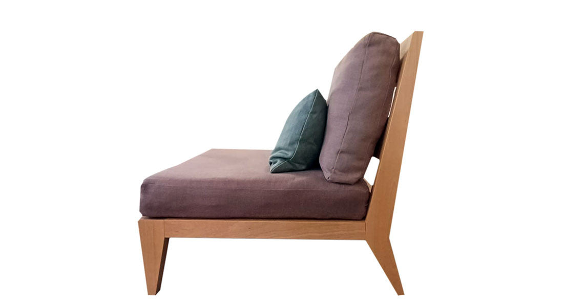 Fauteuil en bois naturel au design moderne, assise et dossiers rembourrés mauves et coussin vert, fabrication Made in France et