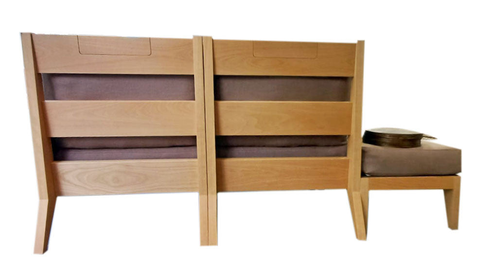 Appui-tête en bois naturel avec coussin en kapok amovible, made in France.
