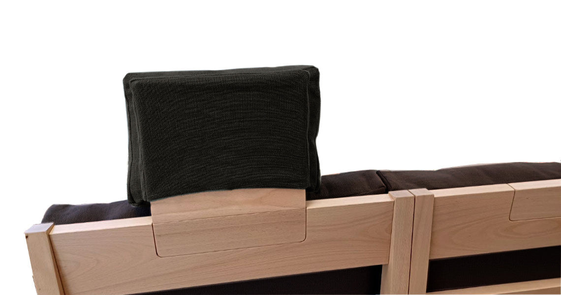 Appui-tête en bois naturel Made in France avec coussin en lin bio français en kapok sur canapé ou structure en bois clair.