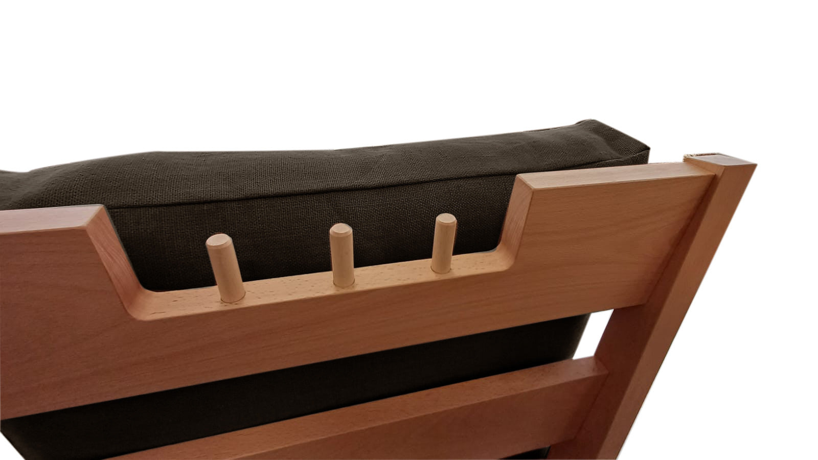 Appui-tête en bois naturel avec coussin en lin noir garni en kapok, déhoussable, lavable. Structure du fauteuil et de l'appui-tê