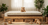 Matelas bio pour enfants et ados: grand lit en bois avec matelas moelleux et ours en peluche, entouré de plantes d’intérieur et