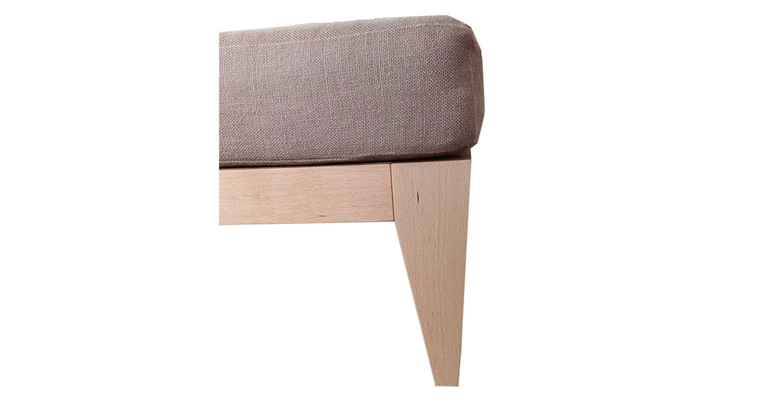 Détail de la structure et piètement de la repose-pied en bois clair, Made in France et bio.