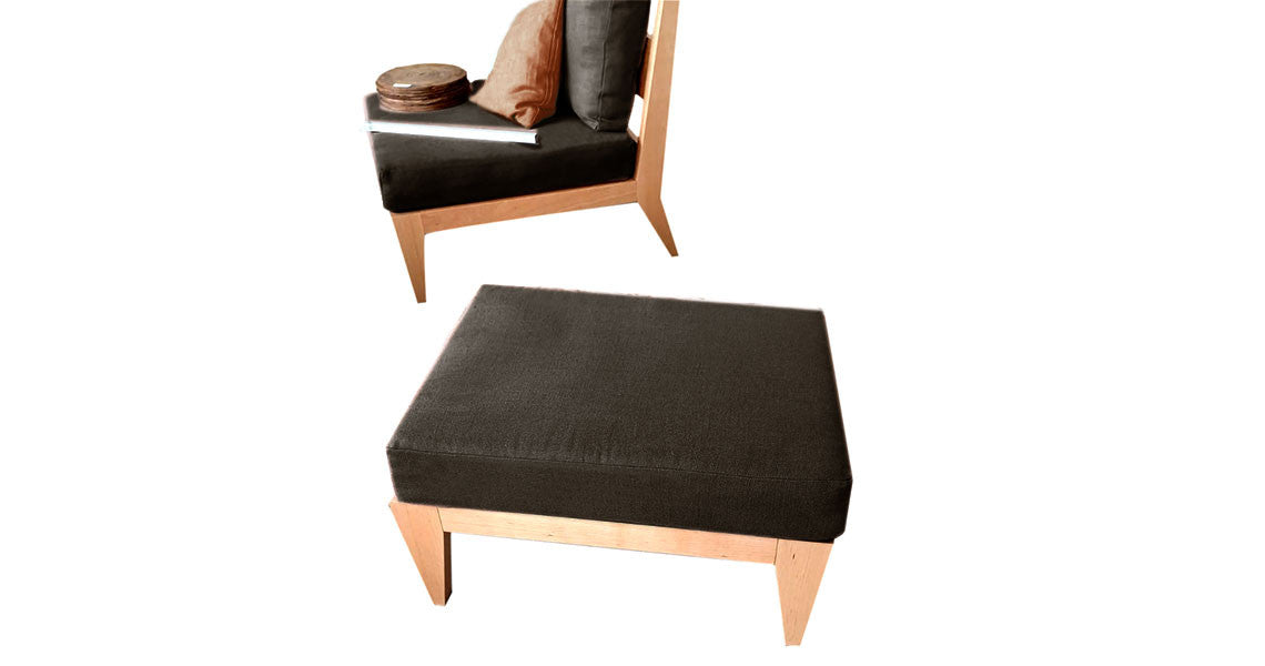 Fauteuil avec ottomane en bois naturel avec coussins en lin gris anthracite, styling scandinave, made in France et bio.